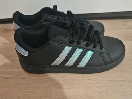 Adidas yenisky nove s menivymi pasikmi, adidas,37