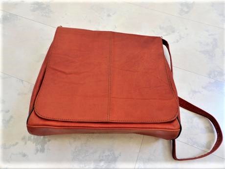 Kožená kabela na plece,