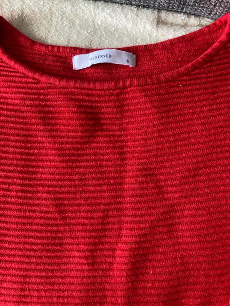 Červený sveter, reserved,s