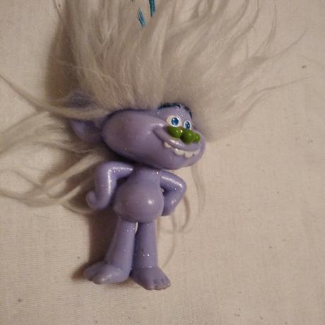 Fialový trblietavý troll,