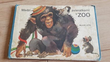 Stara retro kniha medzi zvieratkami v zoo,