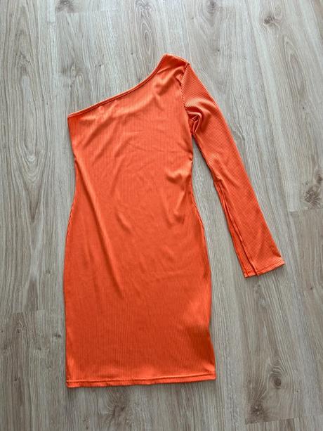 Štýlové asymetrické vrúbkované šaty, s