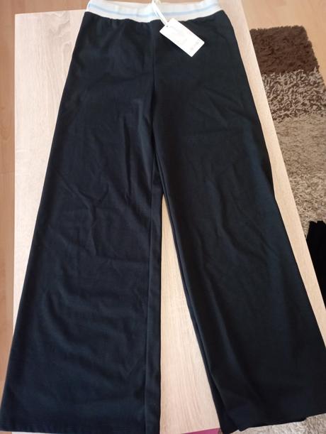 Uni čierne nohavice, 