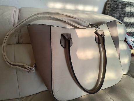 Krémová elegantná kabelka,