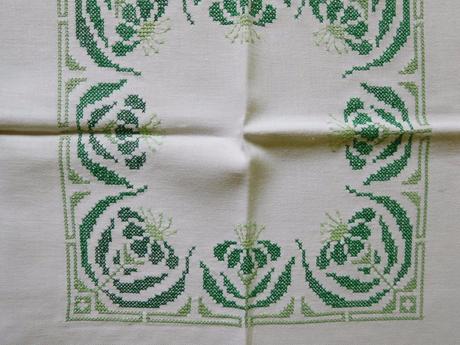 Vidiecký obrus ručne vyšívaný -123  x 136 cm,, 