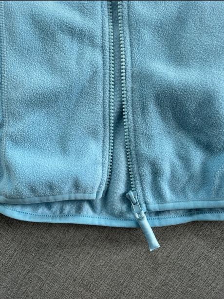 Bledomodrá flisova mikina, l