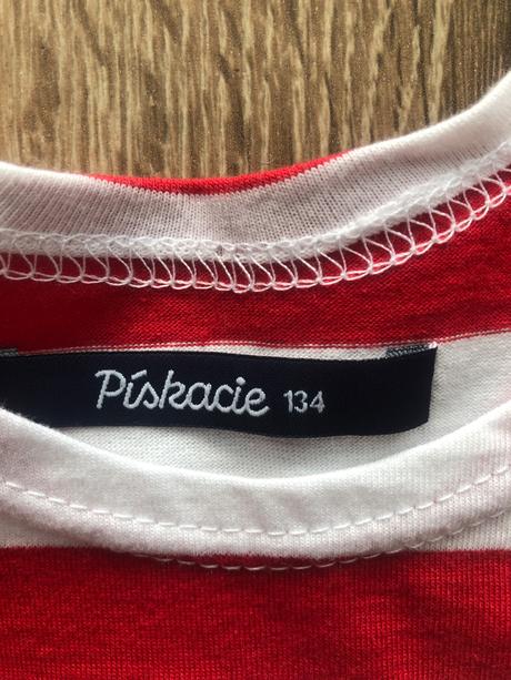 Pískacie šaty, 134
