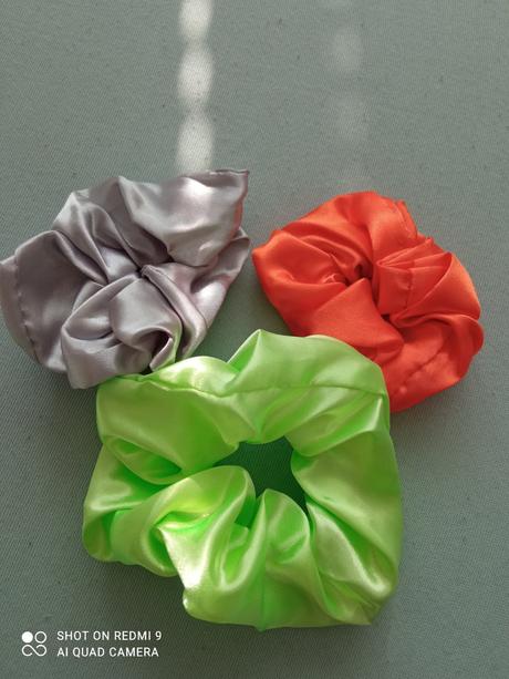 Saténové svietiace a huňate gumičky, 