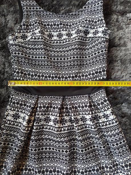 Šaty so zimným motívom, s