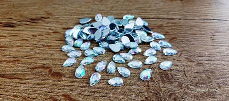 Ozdobné kamienky 6x10 mm - rôzne farby, 