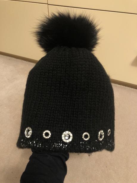 Čierna ciapka s kozusinovym brmbolcom,