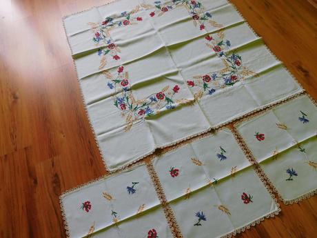 Vidiecký -ručne vyšívaný set obrusov-122x135cm,, 