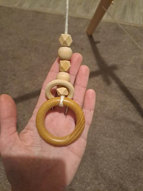 Krásná drevená hand-made hrazdička s hračkami,