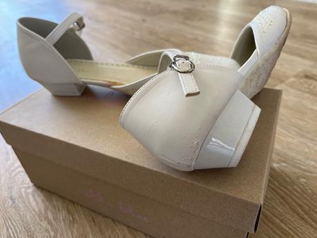 Poltopánky na slávnosť, nelli blu,38