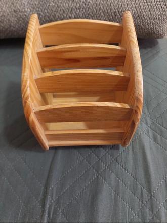 Otočný stojan na ovládače, 