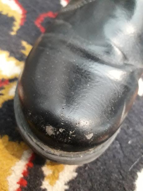 Čierne vysoké čižmy, 28