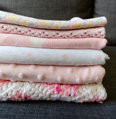 Ruzova biela vtacikova deka carters, 