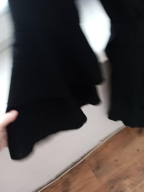 Čierne volanikove saty, m