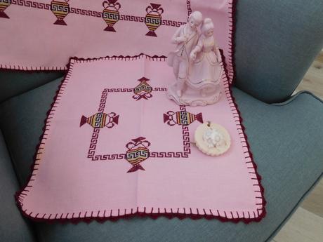 Ručne vyšívaný obrus ružový džbánikikový, 