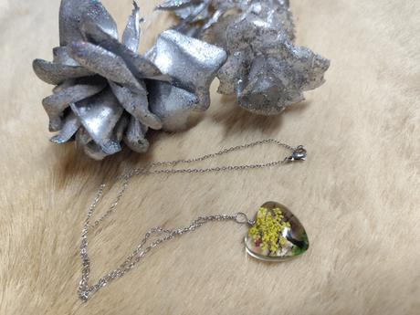 Prívesok z brúseného skla z retiazkou,