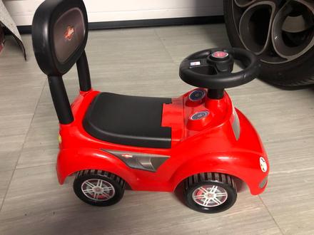 Odrážadlo autíčko s klaksónom červené,