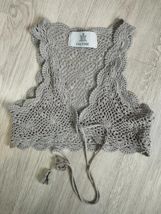 Háčkovaná vesta, s