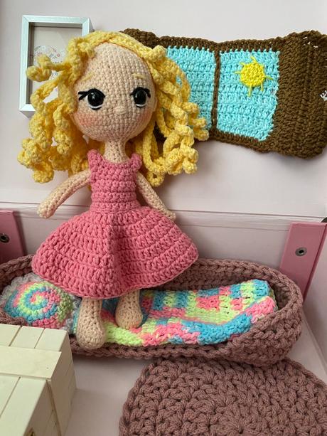 Háčkovaná bábika v kufríkovom domčeku, 