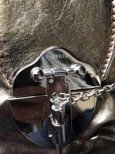 Malá zlatá lesklá kabelka plesová,