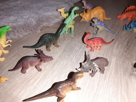 18 kusov mini dinosaurov,
