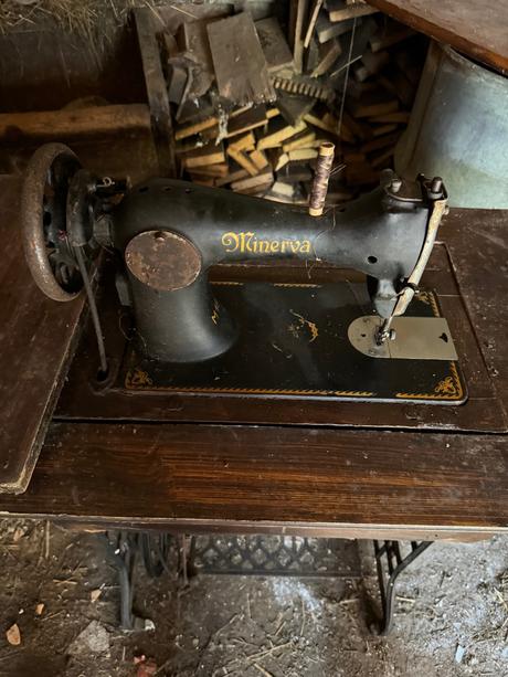 Šijací trón minerva, 