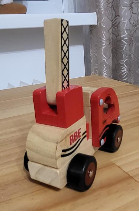 2x drevené auto - hasiči, policajti, 