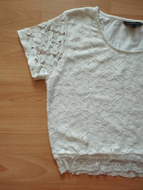 Biely čipkovaný crop top, s