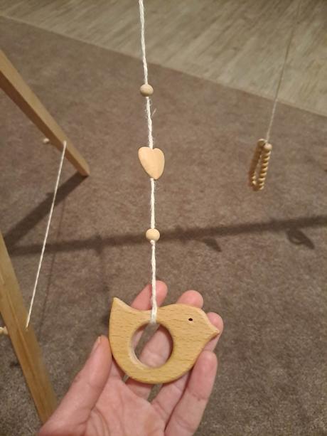 Krásná drevená hand-made hrazdička s hračkami,