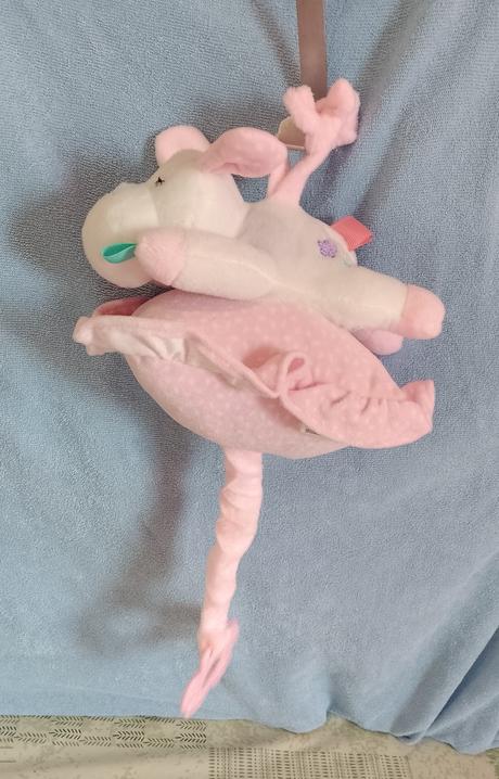 Zavesovací psík na vankúšiku s naťahovaním melódia, 