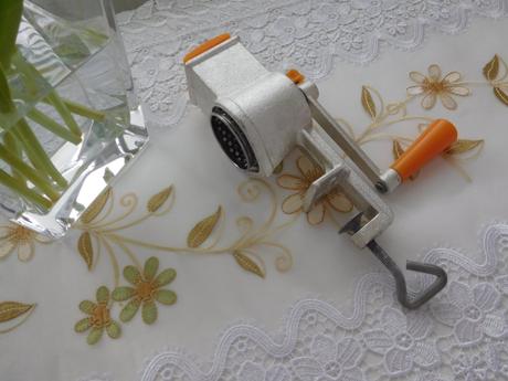 Retro mlynček na orechy, v krásnom nepoškodenom st, 