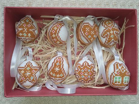 Vyšívané vianočné oriešky " medovníčky", 