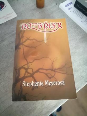 Rozbřesk- 4.diel twilight ságy - s.meyer,