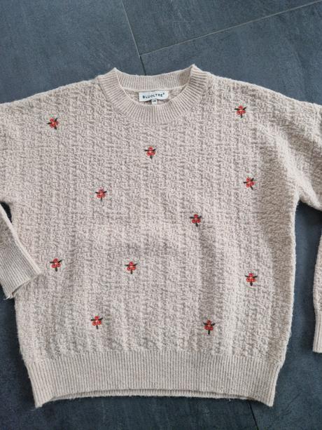 Béžový pulóver s kvietkami, s