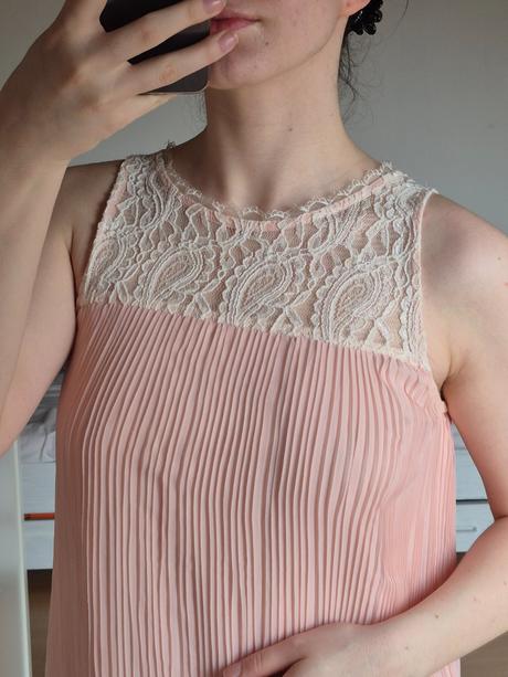 Gate  plisované bledorúžove šaty s čipkou gate (s), gate,s