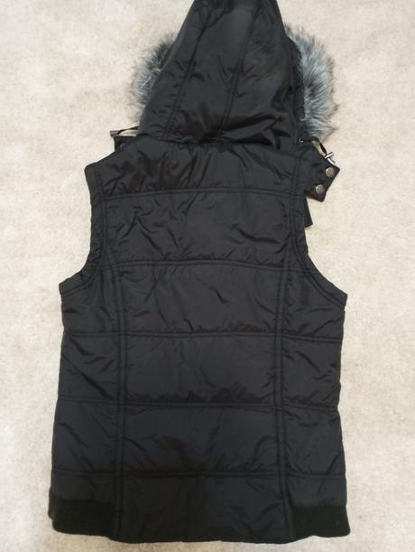 Čierna vesta s kapucňou, 42