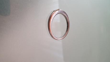 Prsteň s ružovou perlou, tchibo