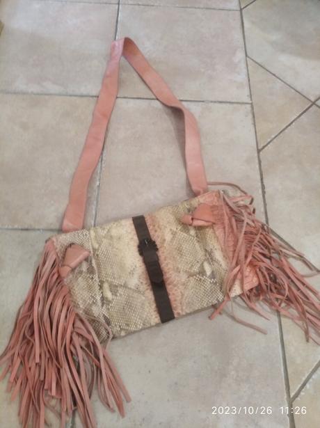 Kozena kabelka so strapcami, 