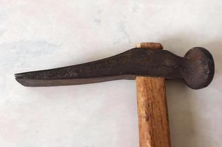 Staré ťažké oceľové kladivo,