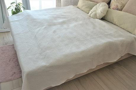 Prešívaný biely prehoz,