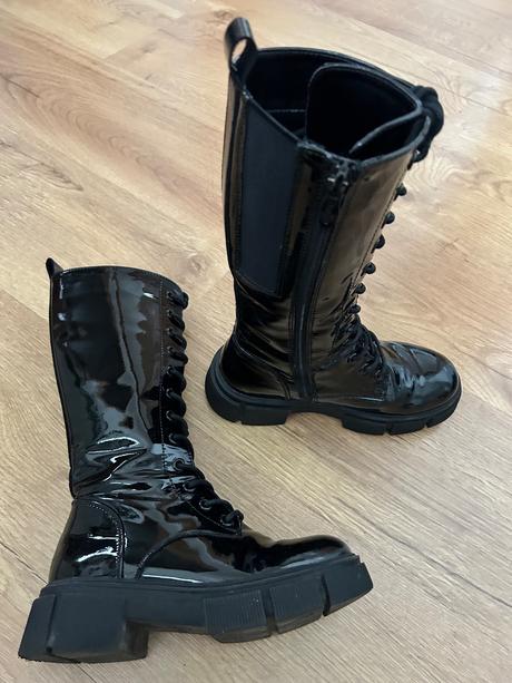 Vysoké lakované čižmy, 33