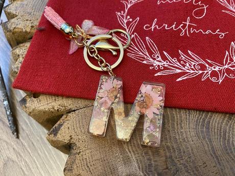 Ručne vyrobené živicové kľúčenky, 