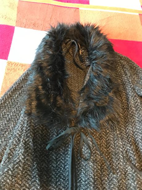 Svetrovy kabatik s umelou kozusinou,vel.36, zn.f&f, f&f,s