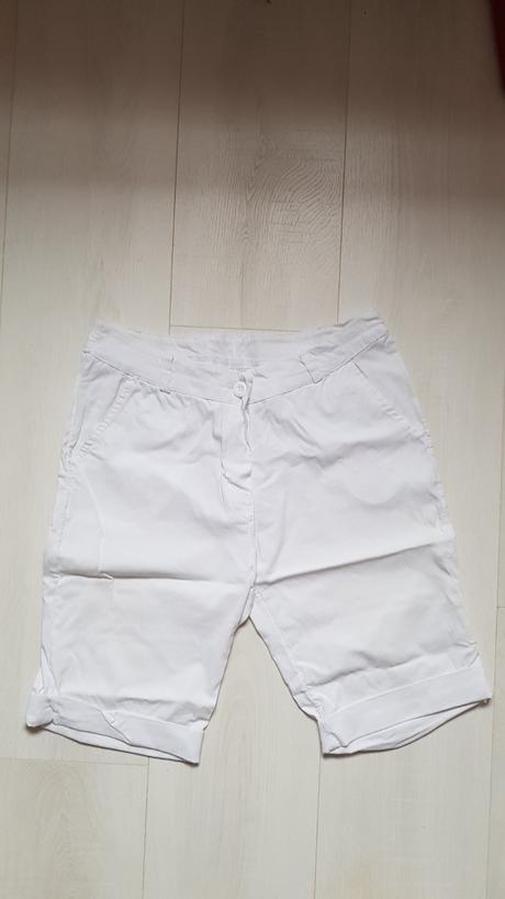 Biele krátke nohavice, s