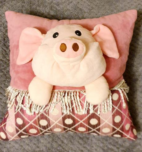 Vankusik v tvare prasiatka s dekou vnutri,