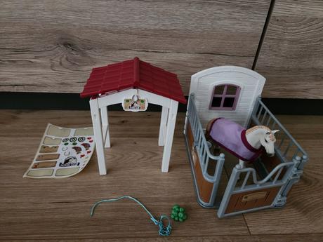 Schleich stajňa s prístreškom, koňom a doplnkami, 